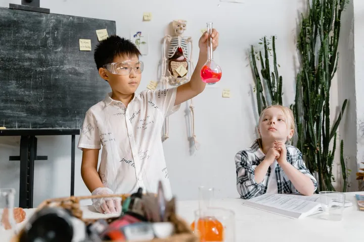 Estudiantes en el laboratorio de química